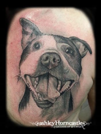 Die Asche eines geliebten Hundekumpels wurde bei der Erstellung dieses Gedenktattoos von Ashley Horncastle verwendet.