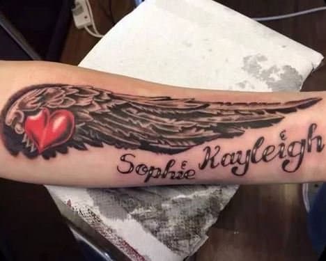 Ein berührendes Gedenktattoo mit Asche in der Tinte.