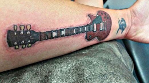 Man muss sich vorstellen, dass diese Hommage zu Ehren eines Gitarrenliebhabers gemacht wurde.
