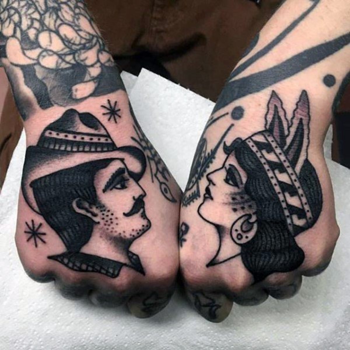 tradičně zdobené tetování mužských a ženských rukou