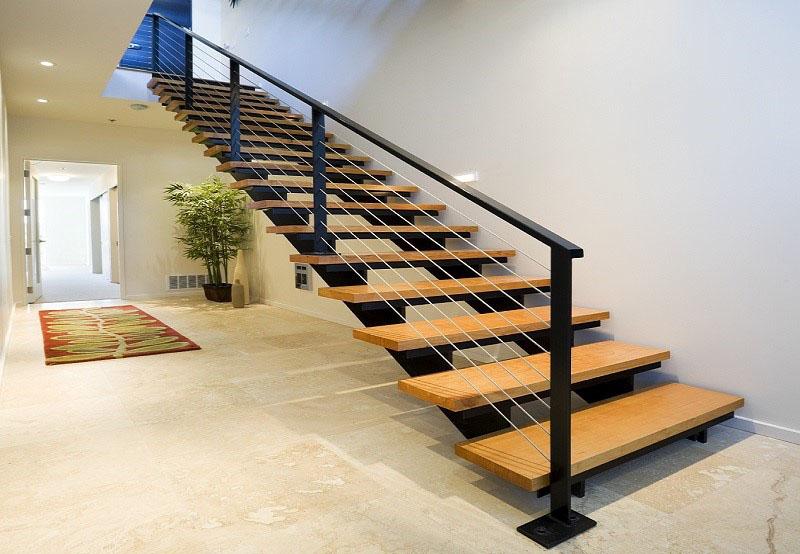 escalier en métal avec marches en bois