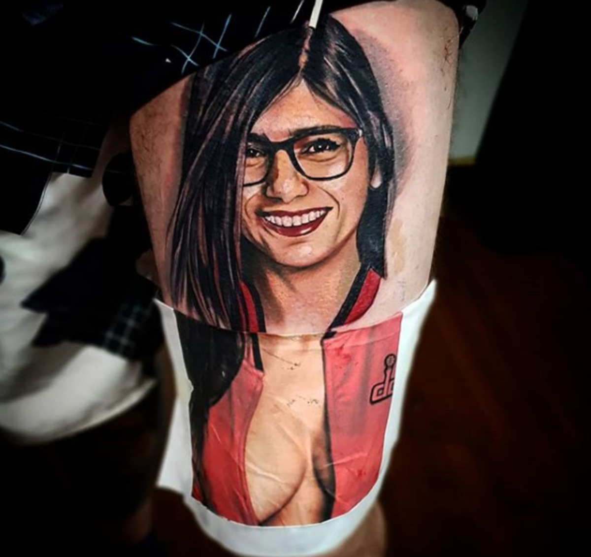 Promi-Porträt-Tattoo, Mia Khalifa, Mia Khalifa-Porno, Mia Khalifa-Tattoo, Mia Khalifa-Zöpfe, Mia Khalifa-Brille, Diego Ovalle, Black Tattoo Studio, eingefärbtes Magazin