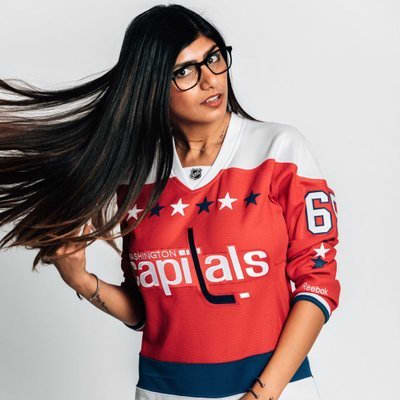 Khalifa ist zwar bei einer Vielzahl von Sportveranstaltungen zu sehen, aber sie vertritt die Washington DC Capitals hart.