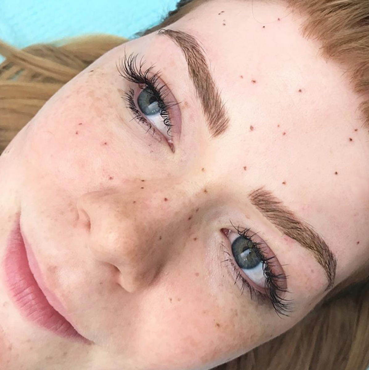 Schönheitschirurgie, kosmetische Tätowierungen, Microblade-Tattoos, Microblading, Sommersprossen-Tattoos, Augenbrauen-Tattoos