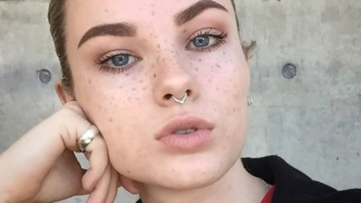 Schönheitschirurgie, kosmetische Tätowierungen, Microblade-Tattoos, Microblading, Sommersprossen-Tattoos, Augenbrauen-Tattoos