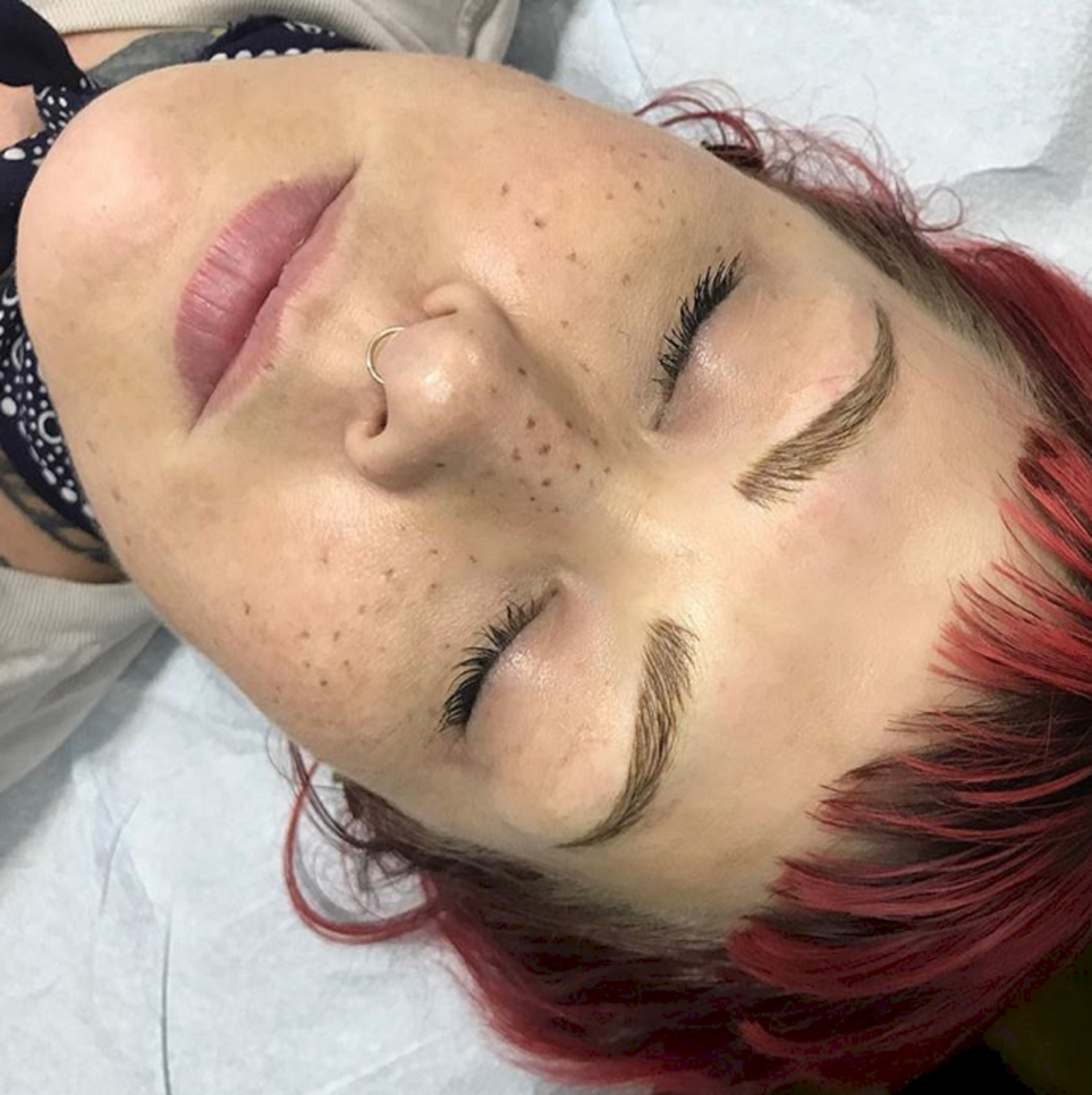 Schönheitschirurgie, kosmetische Tätowierungen, Microblade-Tattoos, Microblading, Sommersprossen-Tattoos, Augenbrauen-Tattoos