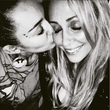 Foto: Tish Cyrus/Instagram. Ať už je vdaná nebo ne, „táta“ bude mít vždy v srdci své dcery zvláštní místo… a trvalé místo na její noze. Možná bude další tetování Miley křikem pro její matku, Tish?