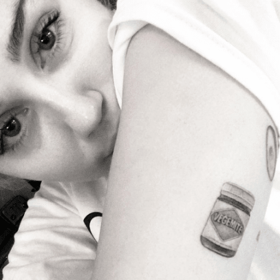 Foto: Miley Cyrus/Instagram.Miley hat noch kein Foto ihres „DAD“-Tattoos auf ihren eigenen Social-Media-Accounts gepostet, noch hat sie verraten, welcher ihrer Lieblingskünstler für die Tinte verantwortlich ist, aber in der Vergangenheit hatte sie sich darauf verlassen über die Handarbeit berühmter Tätowierer wie Lauren Winzer aus Sydney, die der Sängerin ihre Jupiter- und Katzenkopf-Tattoos verpasste, Kat Von D, die das Porträt ihrer Großmutter auf ihren Arm gemalt hat, und Dr. Woo, der Künstler hinter dem berüchtigten Vegemite-Tätowierung. Sie hat sich jedoch auch von ihren Freunden Tätowierungen machen lassen, also ist wirklich nicht zu sagen, wer Cyrus' 