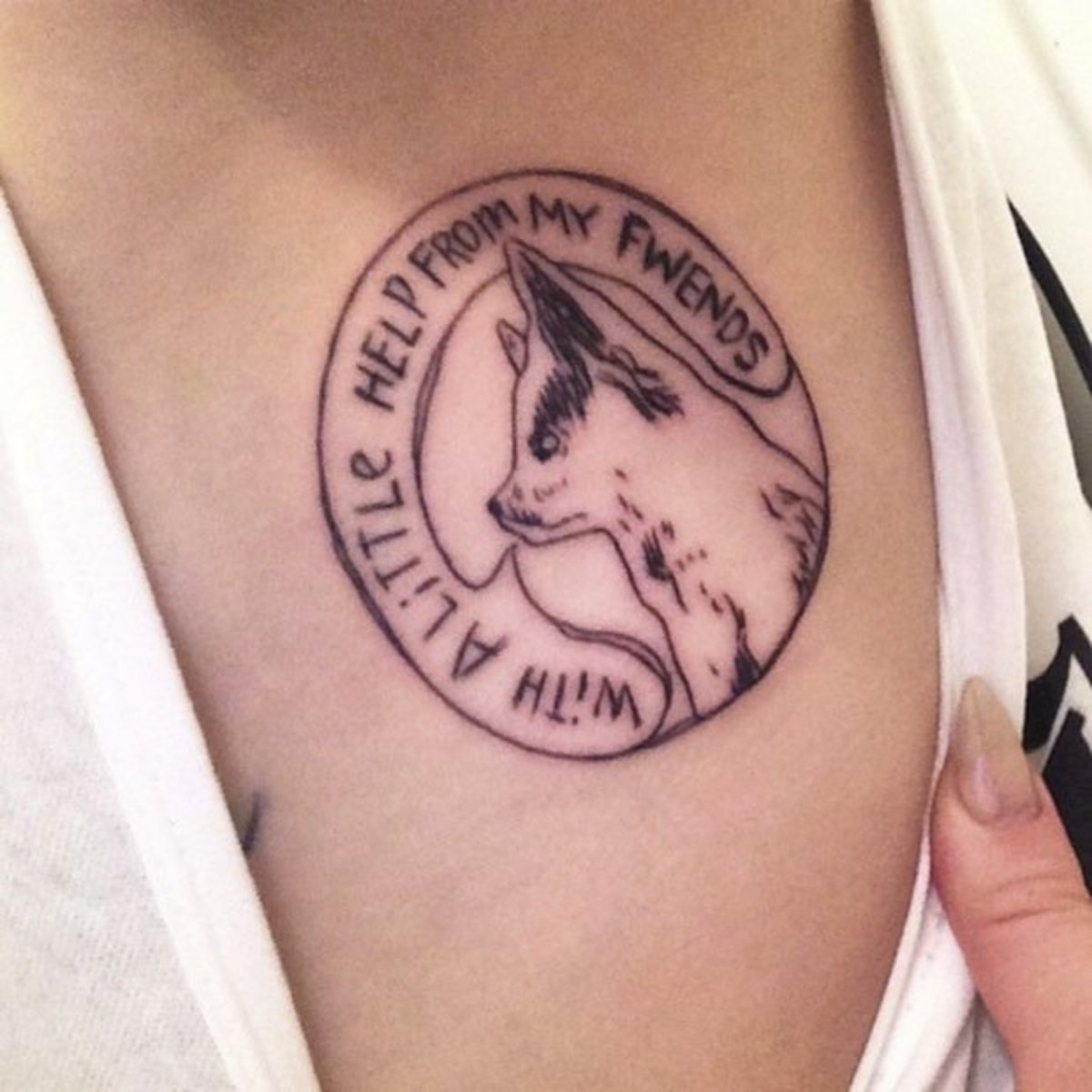 Nahaufnahme von Miley Cyrus' Floyd-Tattoo.