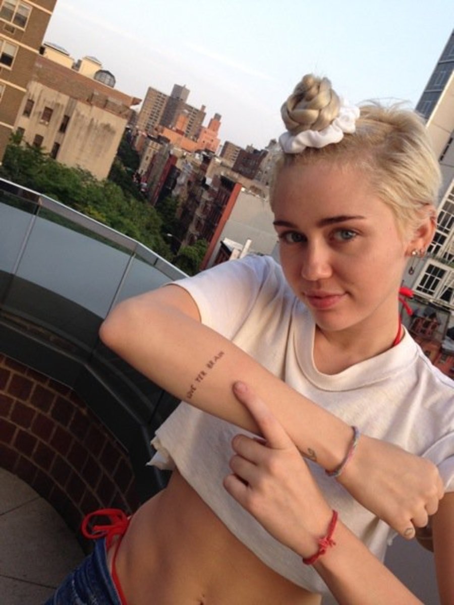 Miley Cyrus předvádí své skriptové tetování od Bang Bang.