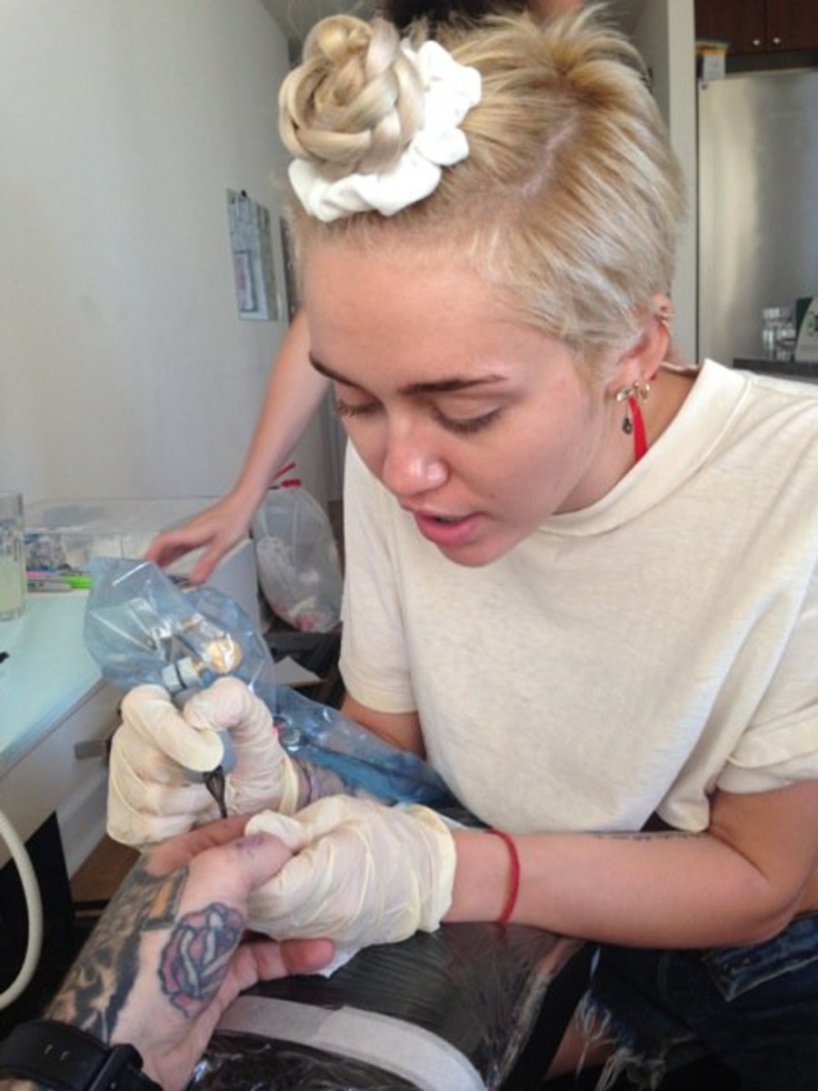 Miley Cyrus tetování Bang Bang.