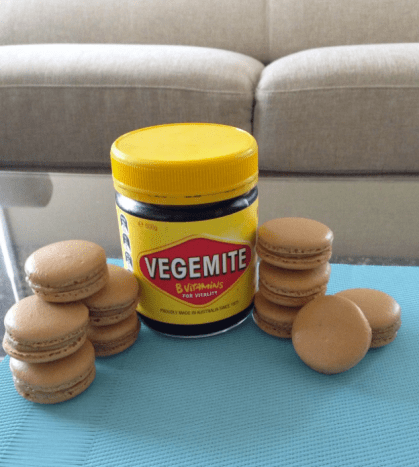 Vegemite Macarons. Hinterfrage es nicht. Mach es einfach. Schokolade nach Geschmack hinzufügen.