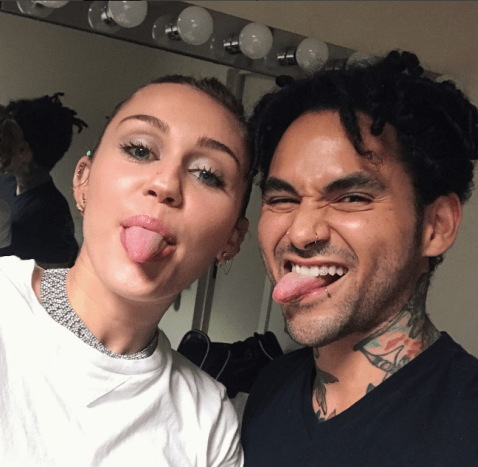 Nachdem sie bei SNL aufgetreten waren, ließen sich Cyrus sowie die SNL-Darsteller Chris Redd und Pete Davidson passende Tinte von einem ihrer Sketche des weltbekannten Tätowierers Jon Mesa inspirieren.