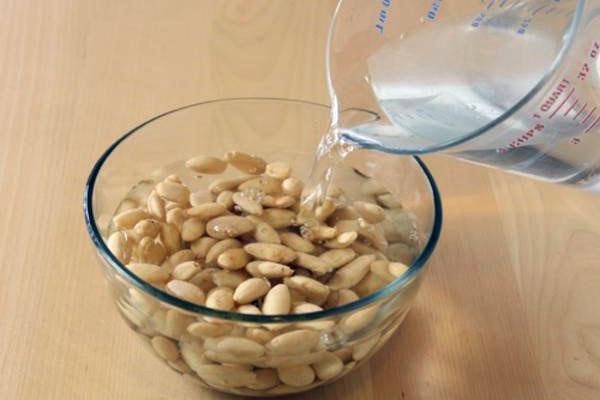 verser de l'eau sur les amandes