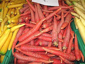 Zanahorias de colores en los estantes