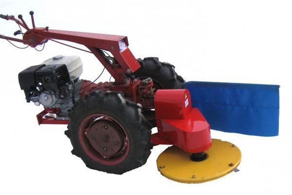 Segadora rotativa en un tractor con operador a pie