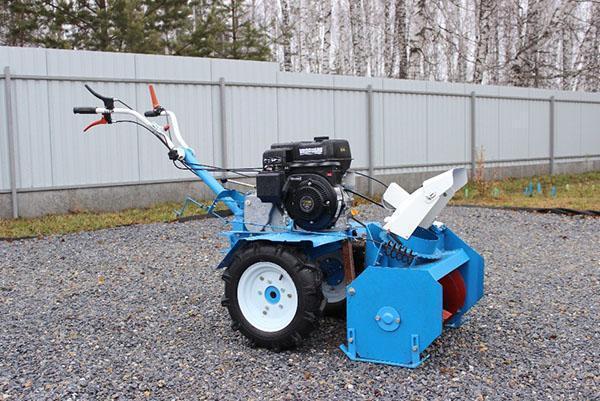 El tractor de operador a pie Neva ayudará a facilitar el arduo trabajo del residente de verano