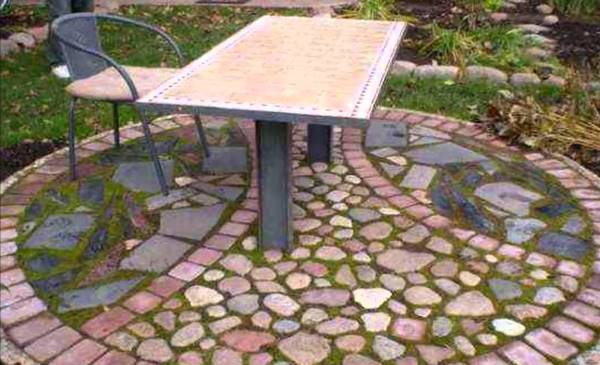 Mosaïque de pierres pour une aire de loisirs