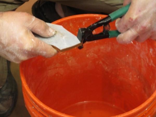 Utiliser des pinces pour obtenir la taille souhaitée des pièces