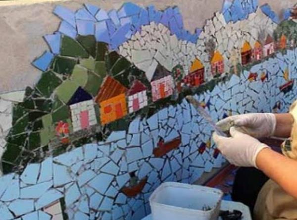 Pose de la mosaïque sur le mur