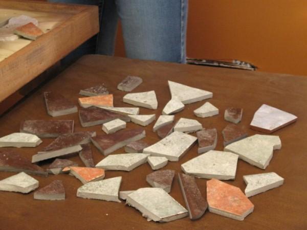 Préparation des tessons pour la mosaïque