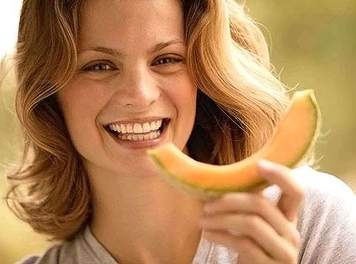 Le melon contient beaucoup de vitamines nécessaires au rétablissement de la santé après l'accouchement.