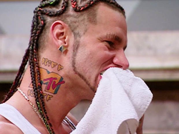 Von seinen vielen, vielen Tattoos ist Riff Raffs bemerkenswerteste Tinte sein MTV-Logo. KLICKE HIER für mehr über Riff Raff und seine Tattoos.