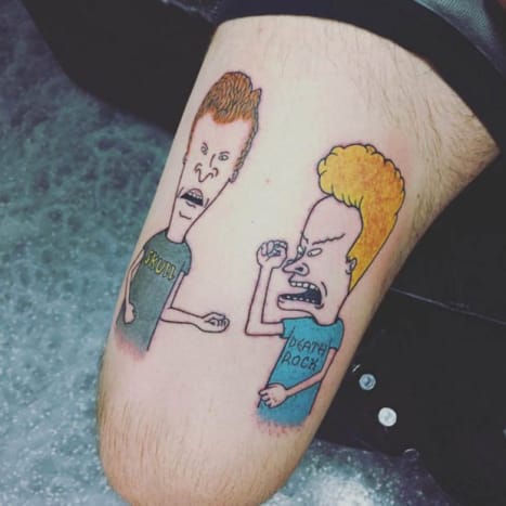 Duh duh duh, duh duh, danuh! Beavis and Butthead ist einer der kultigsten Cartoons aller Zeiten, auch wenn es manchmal ein bisschen dumm ist, über ihre Possen zu lachen. Tattoo von J Buck