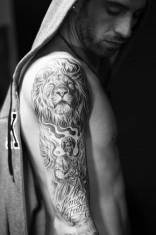 Dramatický lev a oblíbené tetování