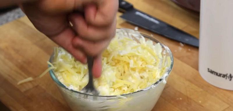 mélanger le fromage, l'oignon et la mayonnaise