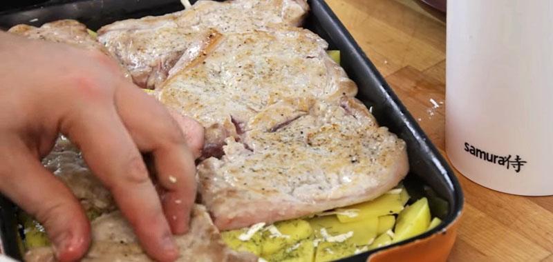 mettre la viande sur une plaque à pâtisserie