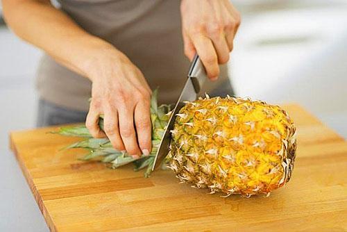 Comer piña mientras se pierde peso ayudará a llenar el cuerpo de vitaminas.