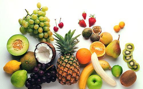 L'ananas est inclus dans le régime avec d'autres fruits et baies.