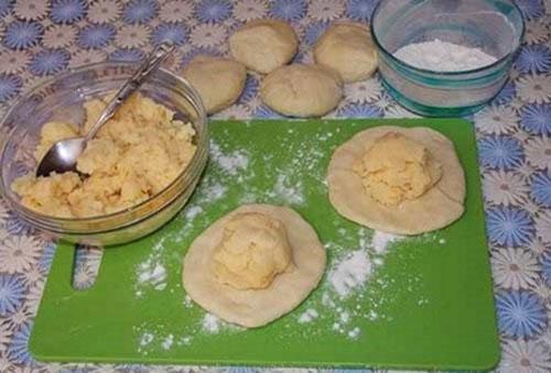 mettre la garniture sur le gâteau