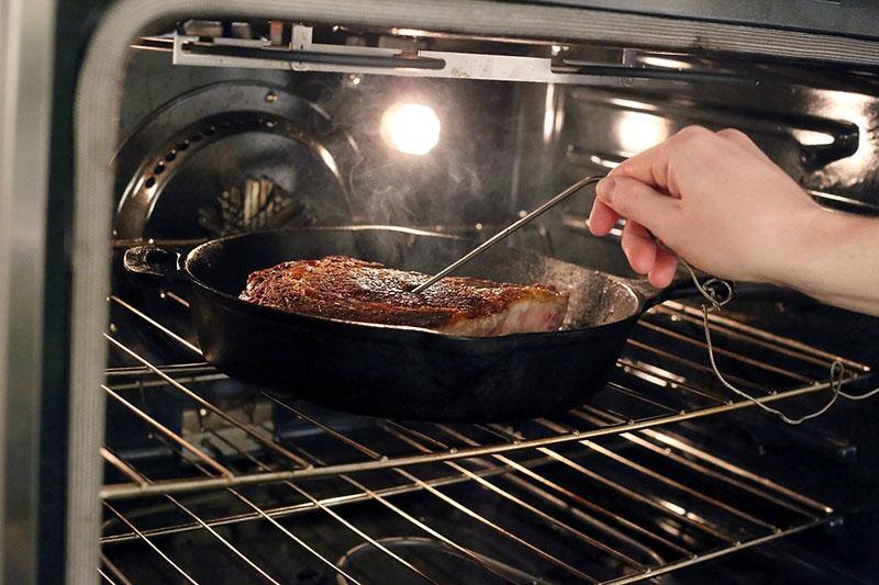 sartén de hierro fundido en el horno