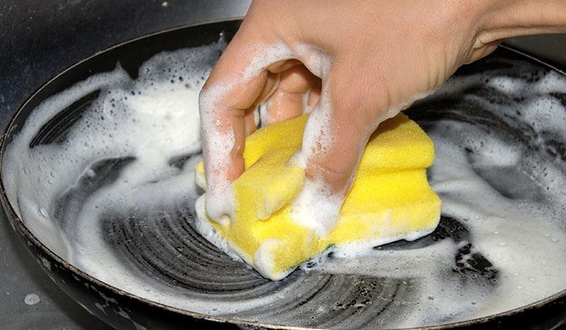 lavar la sartén con una esponja suave