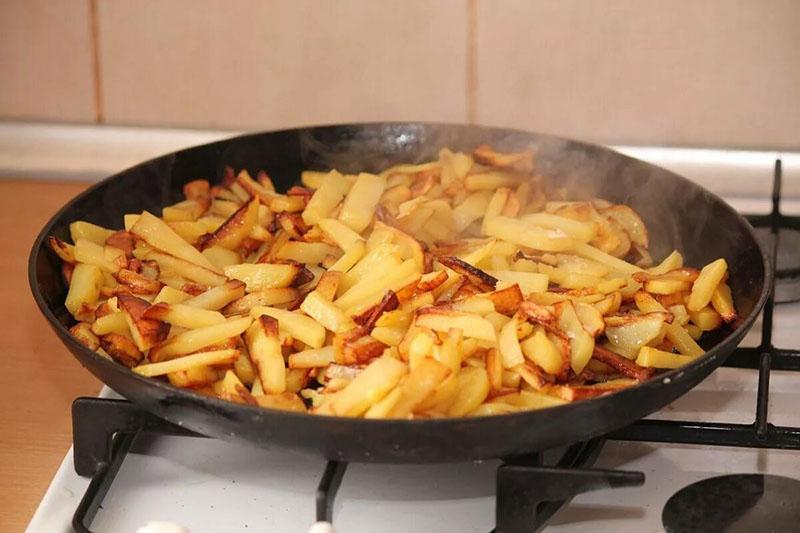 freír las patatas en una sartén de hierro fundido