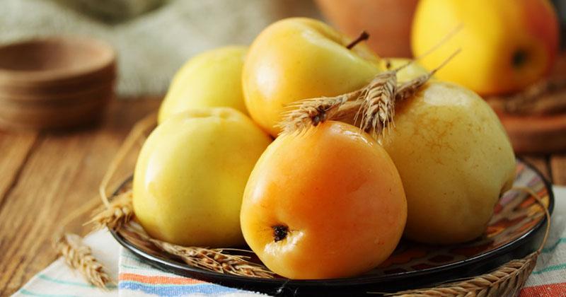 manzanas en escabeche con harina de centeno