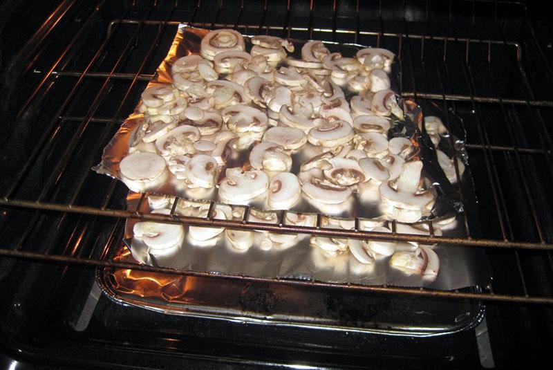 champiñones secos en el horno