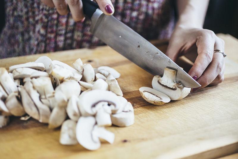 cortar los champiñones en rodajas