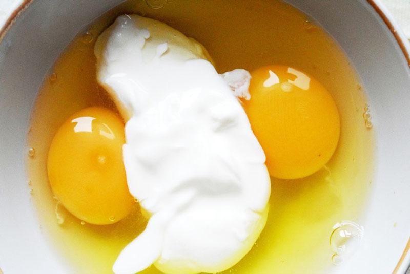 batir los huevos con crema agria