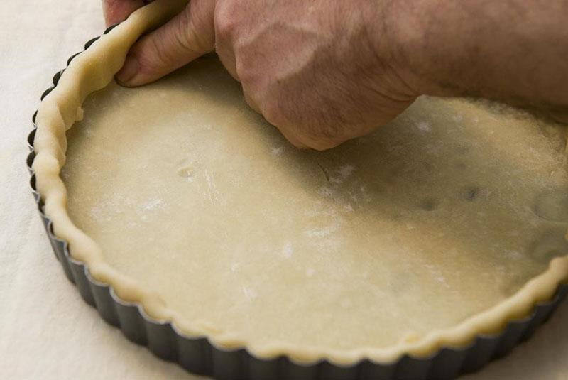 mettre la pâte dans un moule