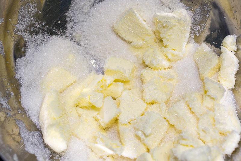 mélanger le beurre avec le sucre