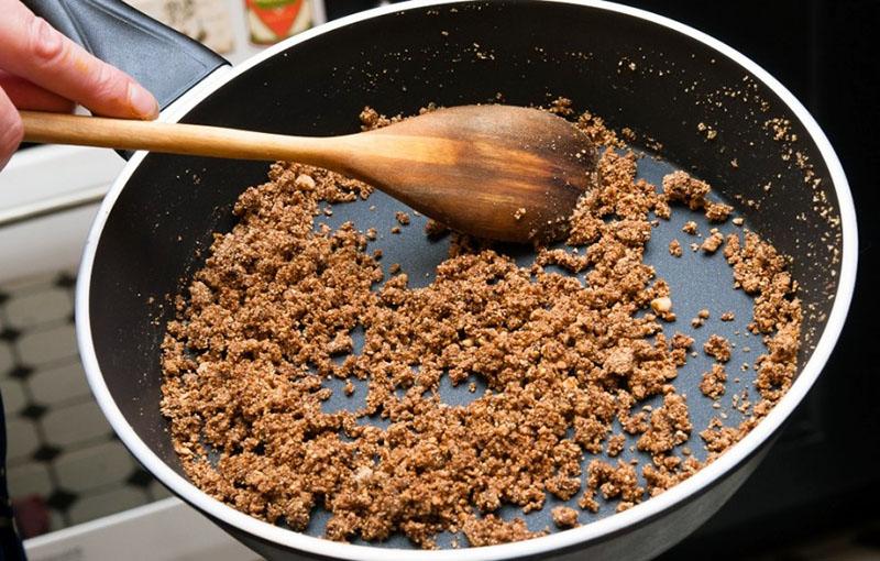 faire revenir les amandes hachées avec du sucre