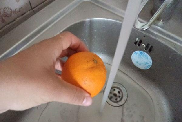 lavar la naranja