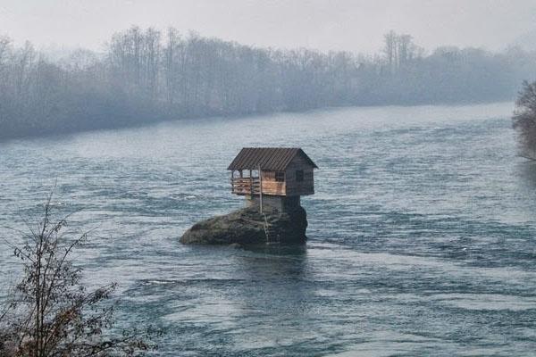 casa en el río Drina