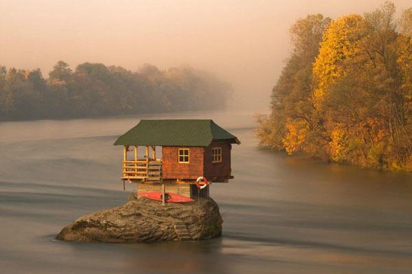 maison au milieu de la rivière