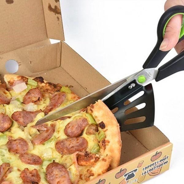 couper la pizza avec un couteau à ciseaux