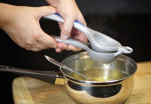 ajouter des épices au vin et faire bouillir