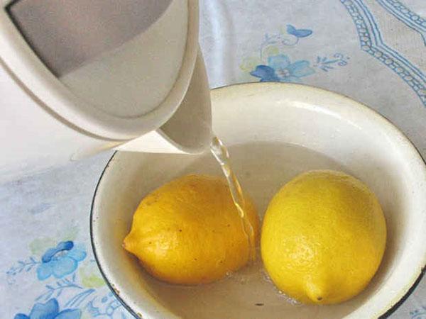 escaldar la fruta con agua hirviendo